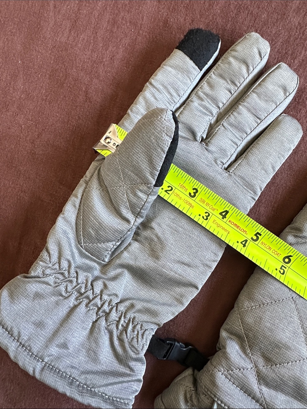 Eddie Bauer Quilted Silver Warm Gloves. 2 Hidden zip pockets & Touchscreen tech - Picture 15 of 16